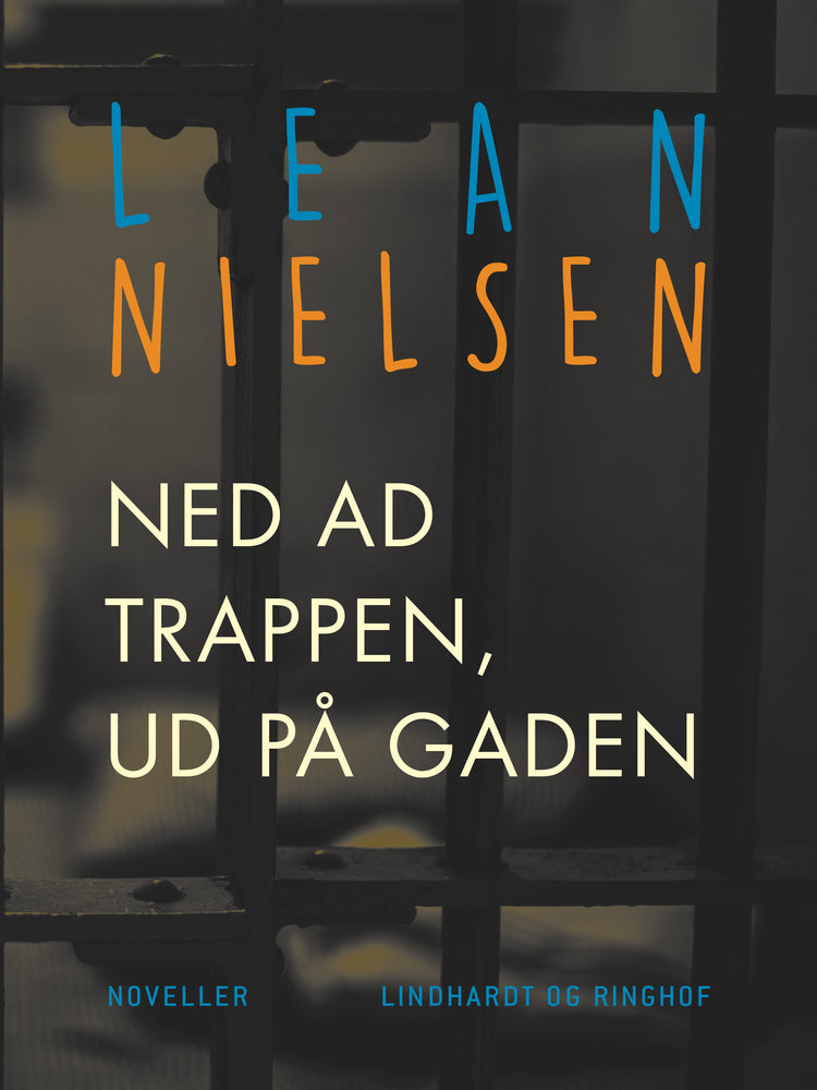 Ned ad trappen, ud på gaden