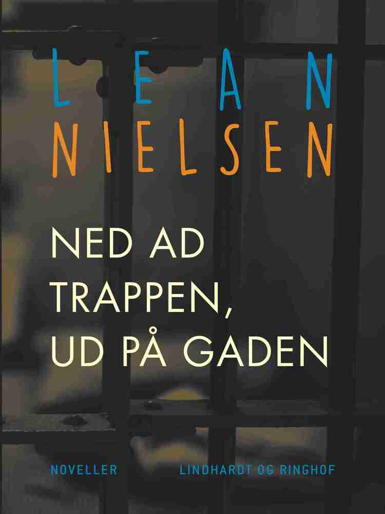 Ned ad trappen, ud på gaden