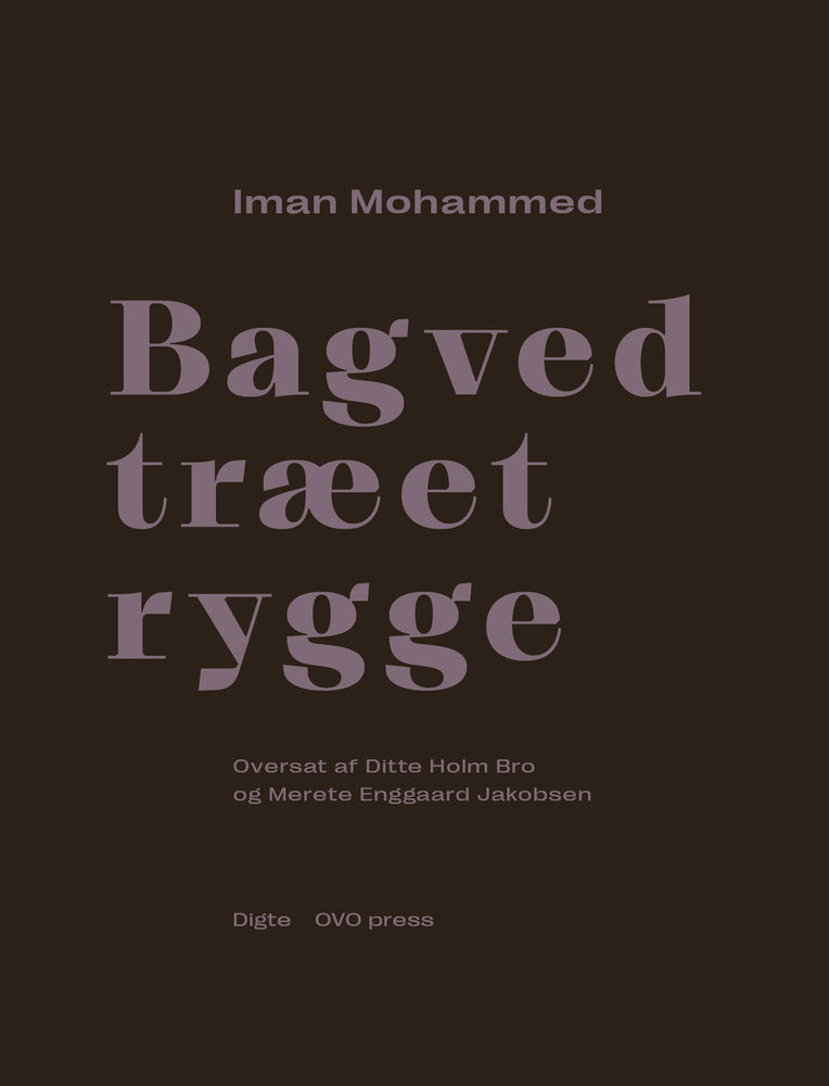 Bagved træet rygge