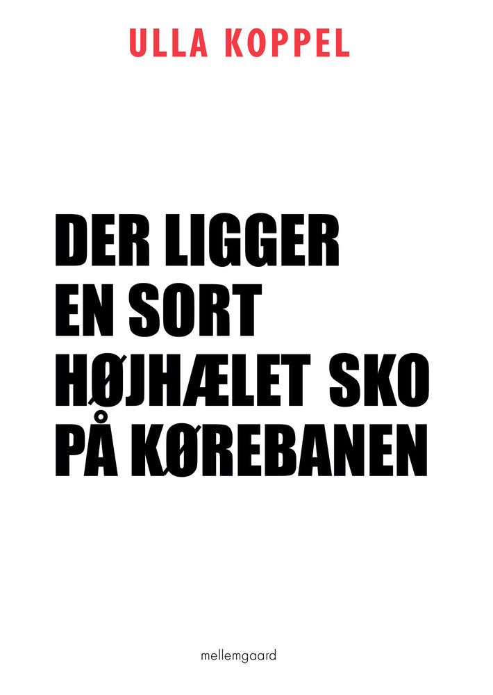 DER LIGGER EN SORT HØJHÆLET SKO PÅ KØREBANEN